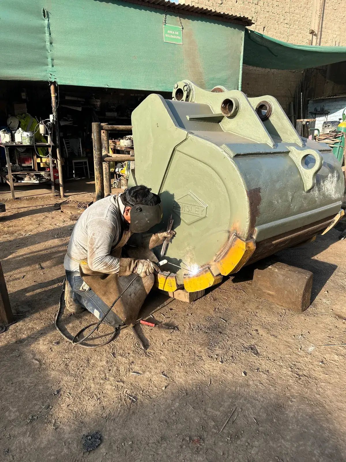 Soldadura de recuperación en el filo de un cucharón de excavadora