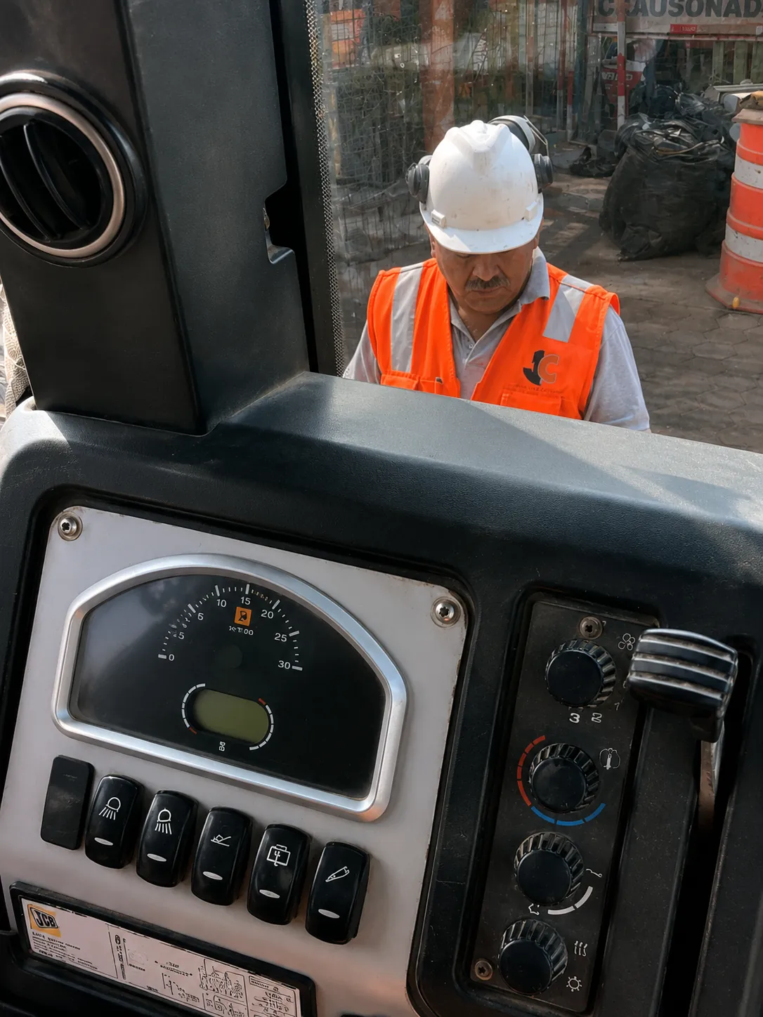 Técnico de JC Electrohidráulicos revisando el tablero y el horómetro de un cargador JCB