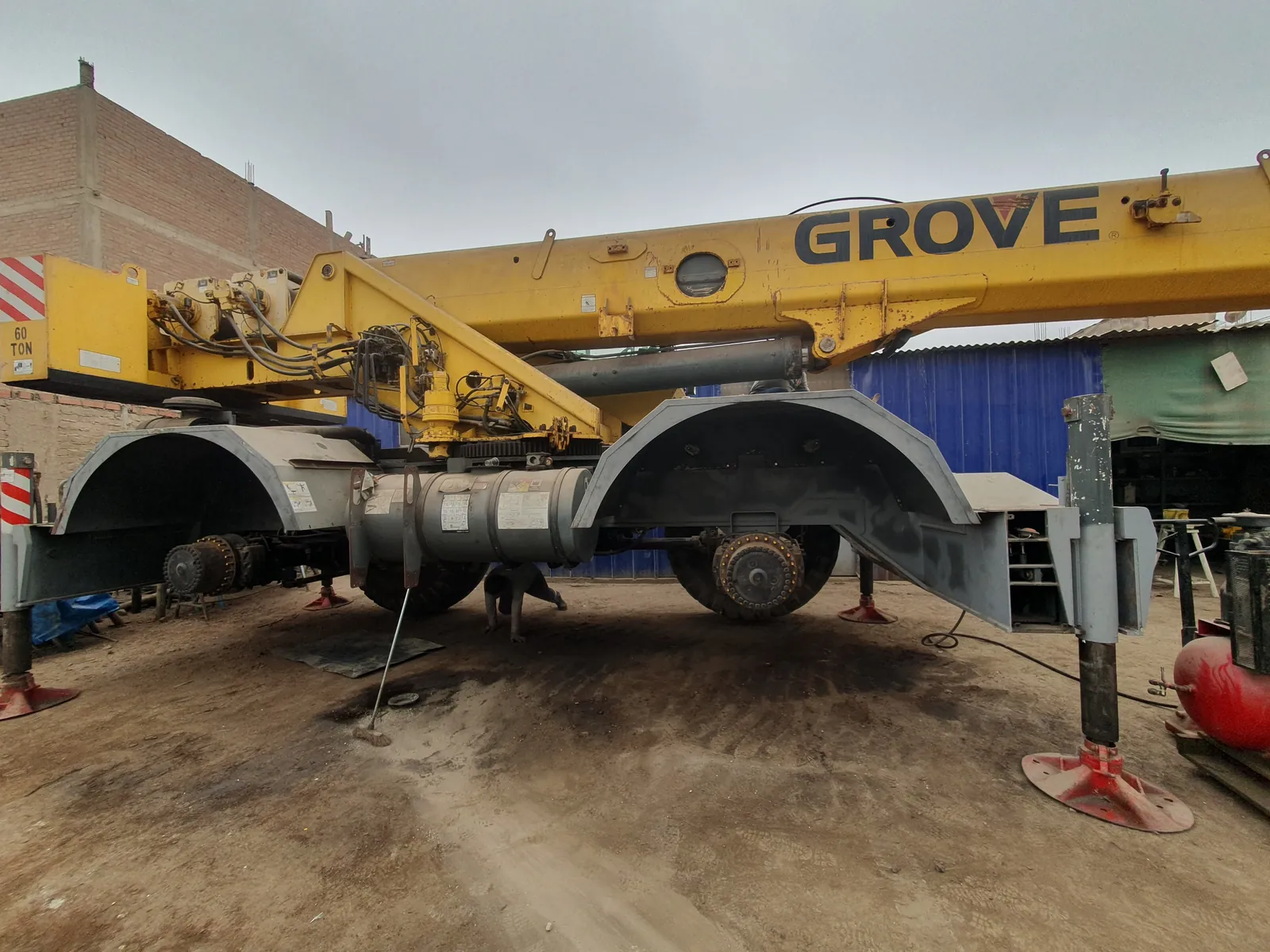 Grúa Grove RT 700E inoperativa antes de la intervención de JC Electrohidráulicos