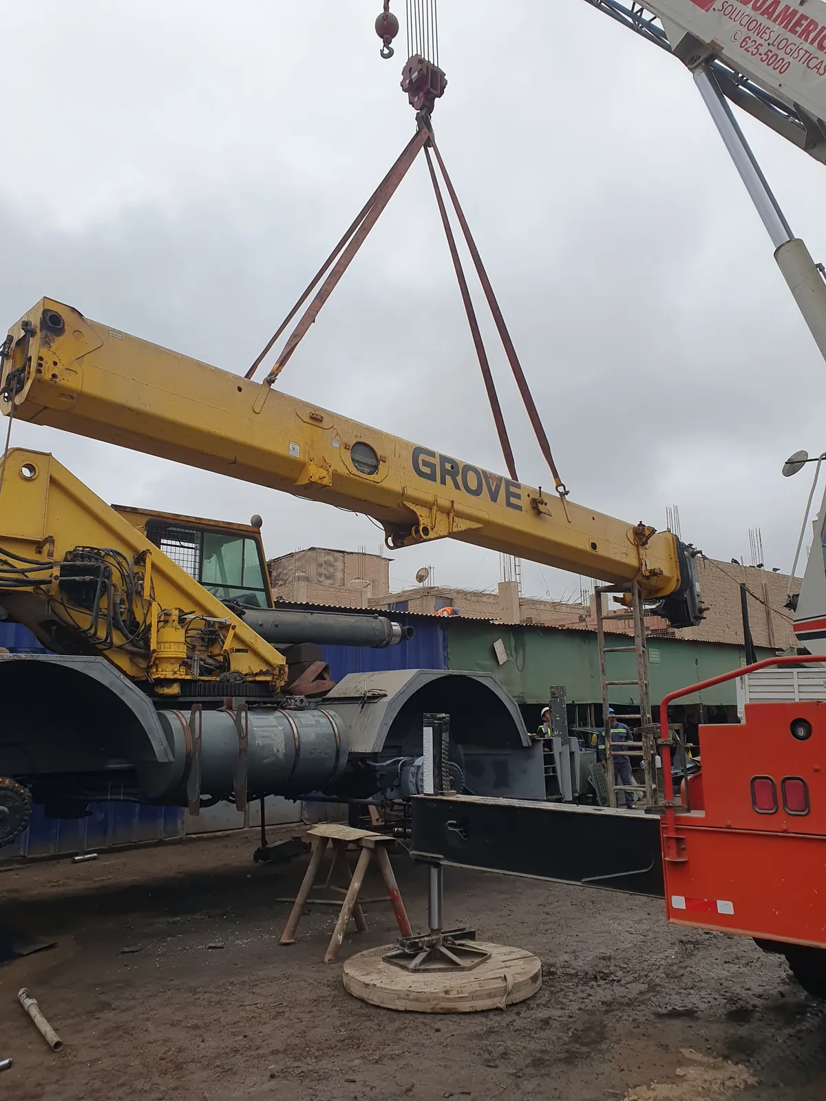 Desmontaje de la pluma de una grúa Grove RT 700E para su reparación