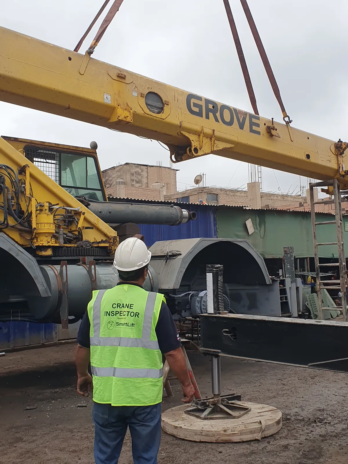 Componentes desmontados de la grúa Grove RT 700E