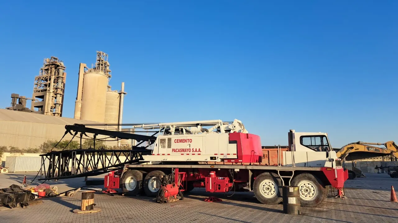 Grúa celosía Link-Belt HC-238H II después de la reparación, operativa en la planta